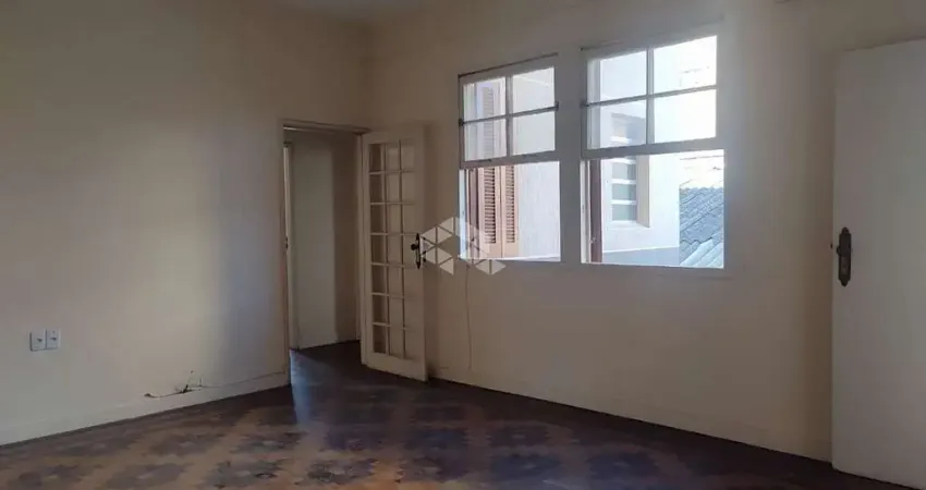 Apartamento 2 dormitórios com box escriturado na Avenida Independência em Porto Alegre.