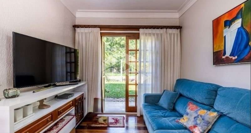 Casa de 149m2, com jardim, hall de entrada, living em piso de madeira