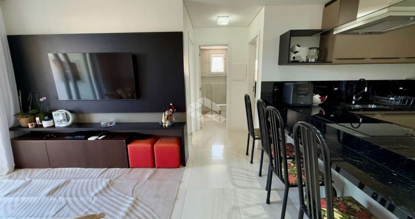 APARTAMENTO MOBILIADO COM 2 QUARTOS SENDO 1 SUÍTE E 1 VAGA DE GARAGEM NO BAIRRO TRINDADE EM FLORIANÓPOLIS/SC