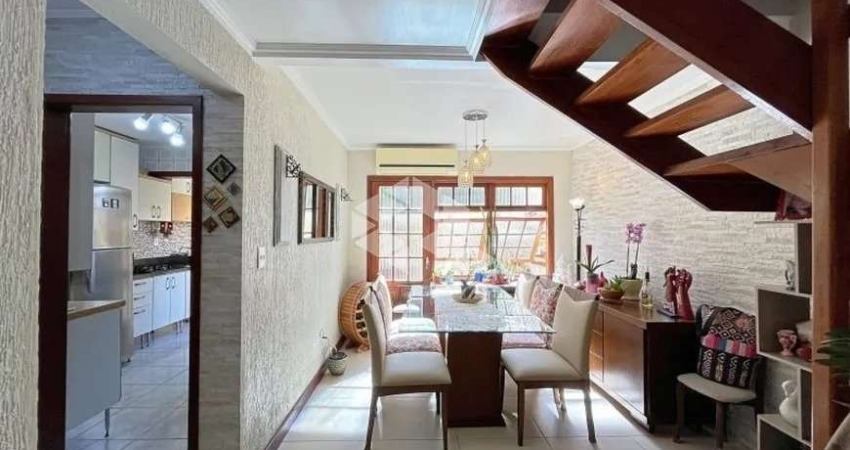 Casa sobrado em de Condomínio com 3 quartos, 1 suíte, 2 vagas no bairro Ipanema à Venda por R$ 575mil