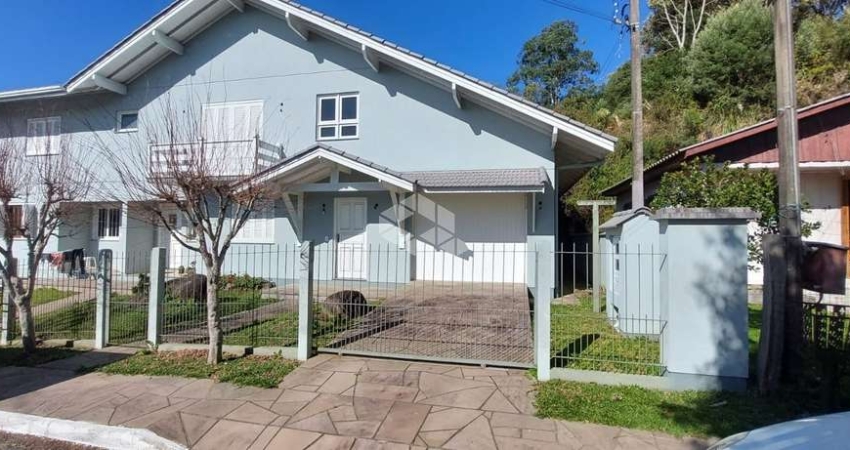 casa 3 dormitórios cerca 200 m² com 02 apartamento de 01 dormitorio próximo ao Lago Negro em Gramado