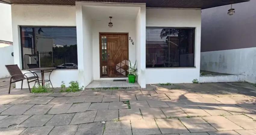 Casa 3 dormitórios, 2 banheiros, 4 vagas, quintal grande, aceita pet, lareira,  churrasqueira, ar condicionado