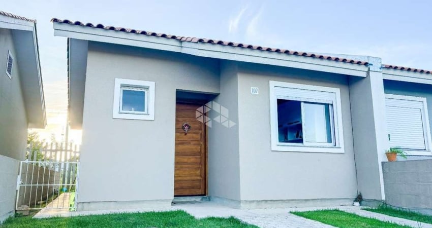 ICasa a venda com 02 dormitorios, sala cozinha conjulgados, banheiro, pátio , vaga de garagem, em frente a casa em condomínio fechado