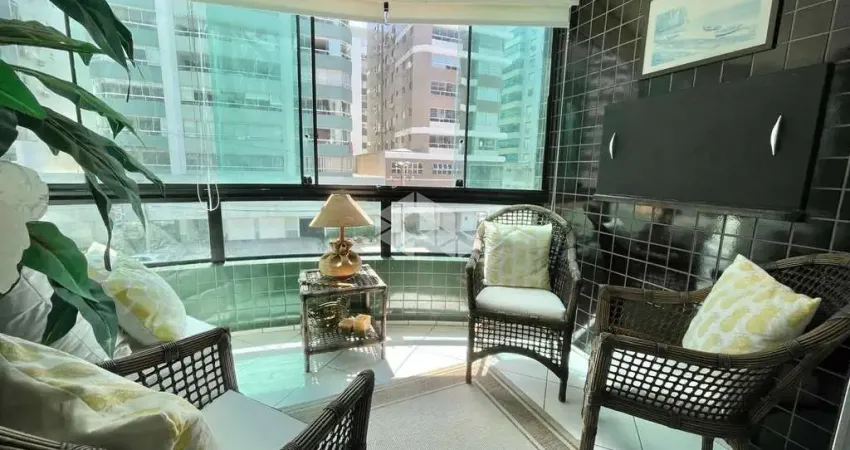 Apartamento com vista para o mar em ampla avenida, com sacada e churrasqueira