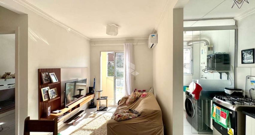Apartamento com dois quartos, sacada e vaga no Teresópolis