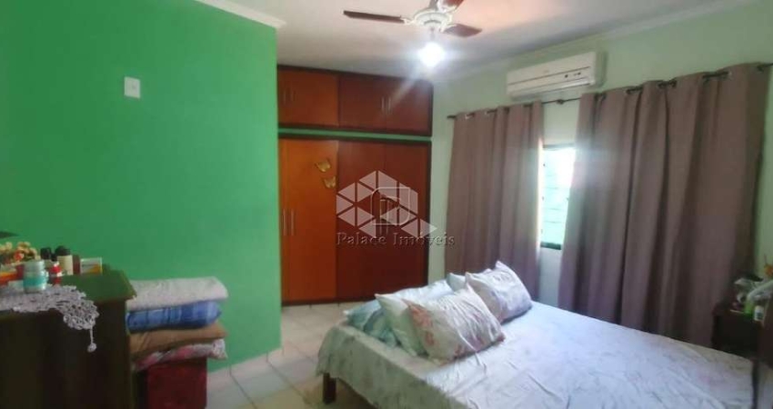 Casa á venda com 2 dormitórios, 1 suíte , 2 vagas