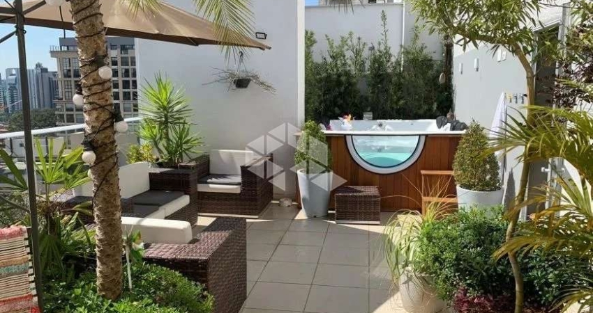 Oportunidade INCRÍVEL UMA LINDA COBERTURA DUPLEX de luxo no Real Parque, São Paulo-SP: 3 quartos, 1 suíte, 2 salas, 5 banheiros, 3 vagas, 138m²!