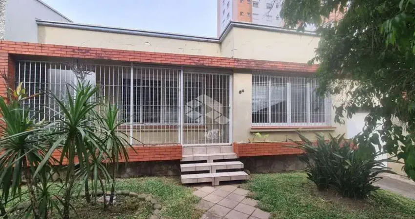 Casa à venda no bairro Panazzolo, com dois pavimentos e terreno de 360m²