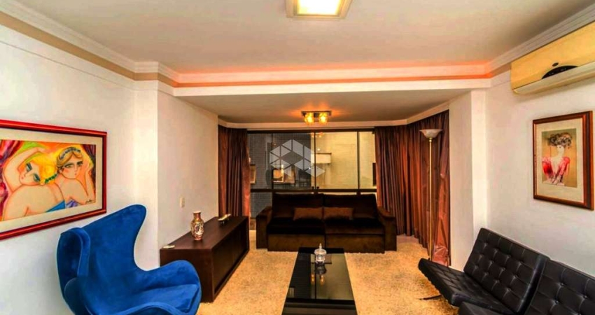 Apartamento mobiliado de 3 quartos, 1 suíte e 2 vagas de garagem no Petrópolis.