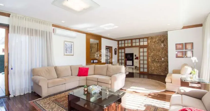 Casa térrea com 4 dormitórios no bairro Assunção  Porto Alegre