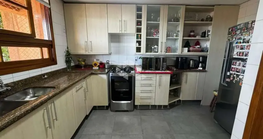 Casa em Condomínio, 3 dormitórios, sendo 1 suíte, churrasqueira, lareira e garagem fechada