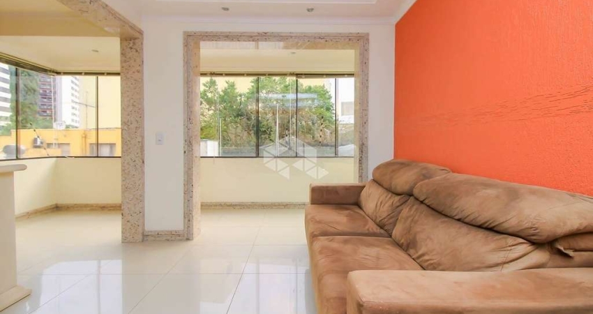 Apartamento dois quartos, com vaga e churrasqueira, no Petrópolis