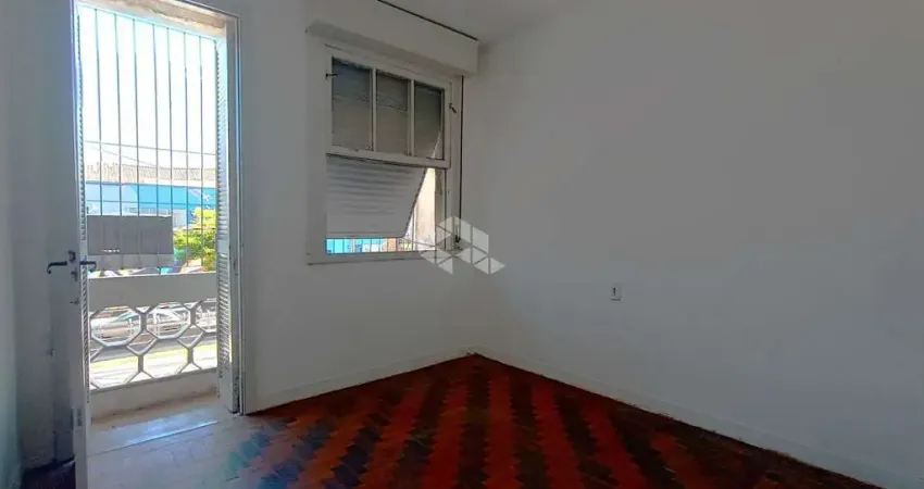 Apartamento com 2 dormitórios.Reformado. Sacada. Pátio no bairro Floresta, Porto Alegre - RS