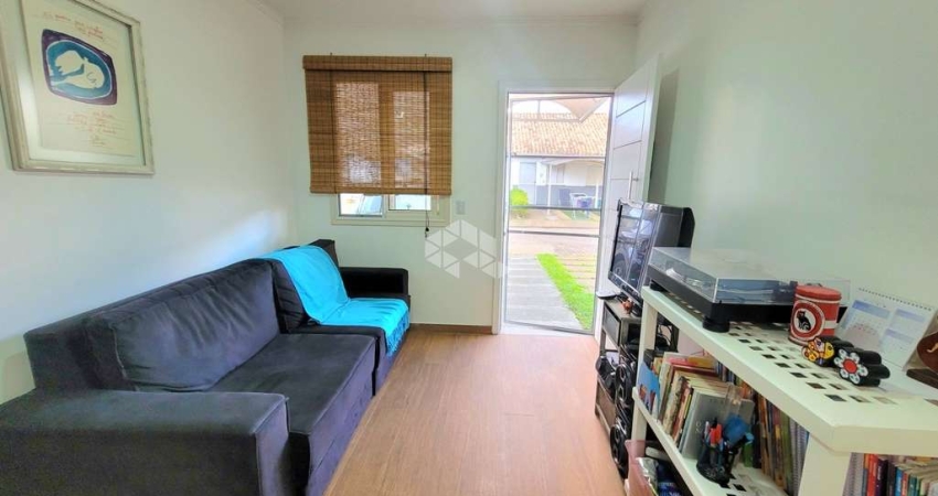 Casa em condomínio fechado, infraestrutura completa, bairro São Luiz, Canoas. 2 dormitórios, semimobiliada, pátio com churrasqueira, 2 vagas cobertas