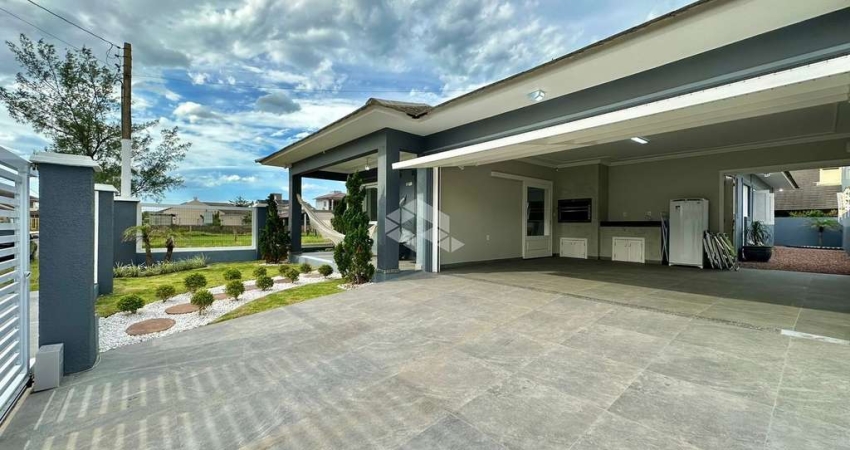 Casa 04quartos/dormitórios e 02 vagas/box em Atlântida Sul!