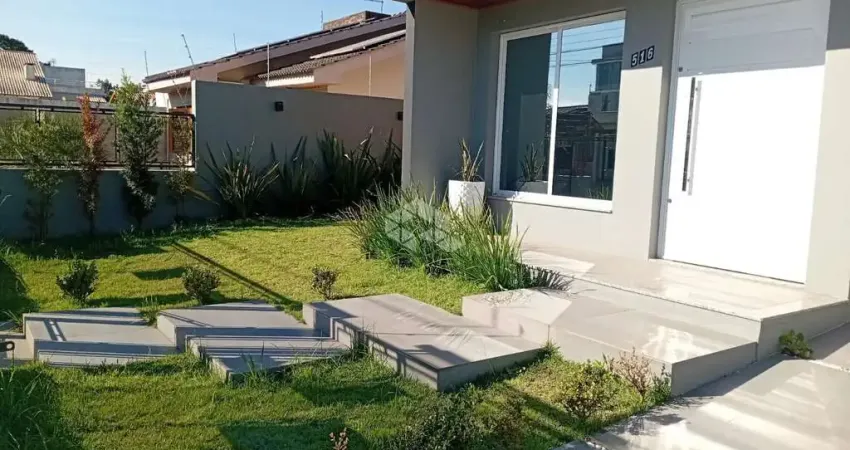 Casa de alto padrão com 3 quartos, uma suíte, piscina, no bairro São José em Santa Maria