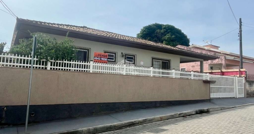 CASA COM AMPLO QUINTAL 3 QUARTOS 1 SUÍTE SEMIMOBILIADA NO RIO TAVARES FLORIANÓPOLIS