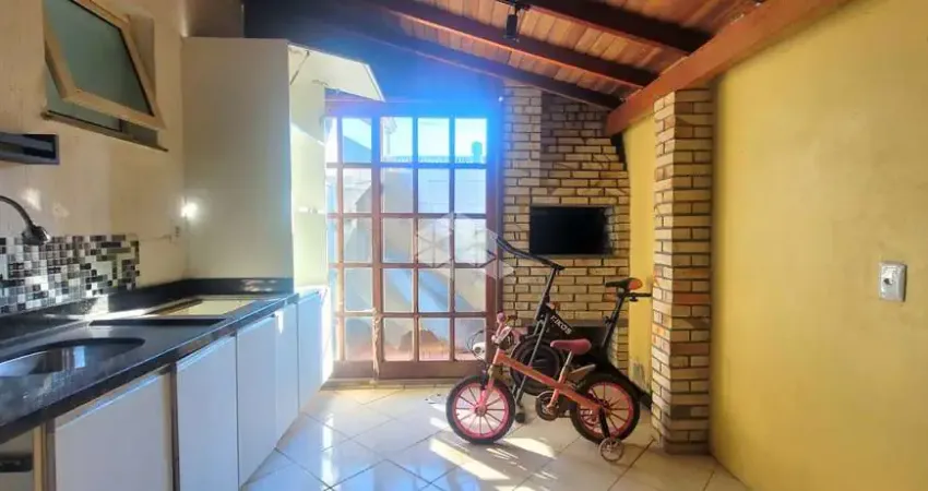 Casa condomínio fechado, 2 dormitórios, living com 3 ambientes, sala de estar, jantar e cozinha e um espaço com churrasqueira, 2 vagas de garagem,