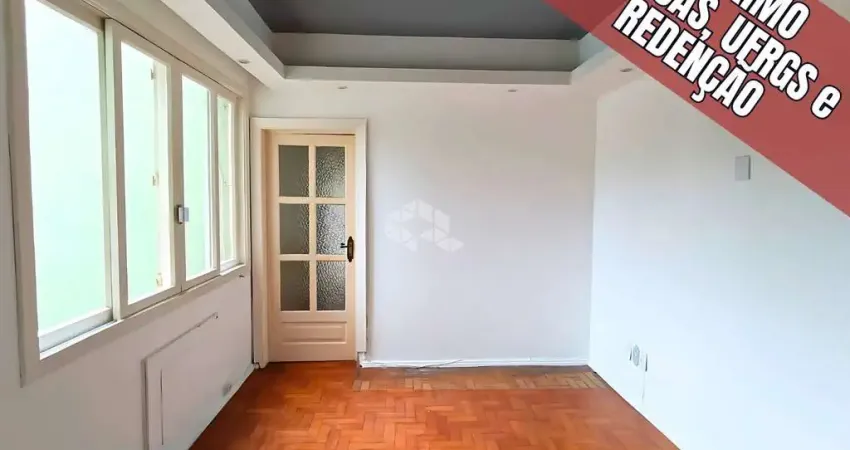 NO CORAÇÃO DO BOM FIM, LIVING, 2 DORMITÓRIOS, LAVABO, COZINHA, ÁREA DE SERVIÇO E BANHEIRO AUXILIAR. PRÓXIMO UFRGS, REDENÇÃO E CLÍNICAS.