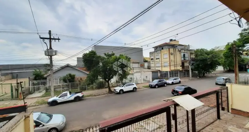 Apartamento 2 dormitórios, reformado e 1 vaga de garagem, no bairro São João, em Porto Alegre. Aceita financiamento e FGTS.