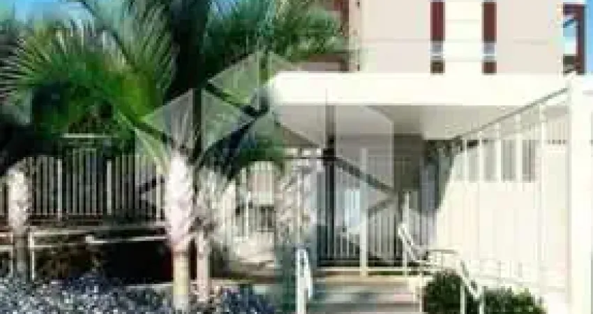 2 quartos, sendo 1 suíte, 2 banheiros e 2 vagas de garagem