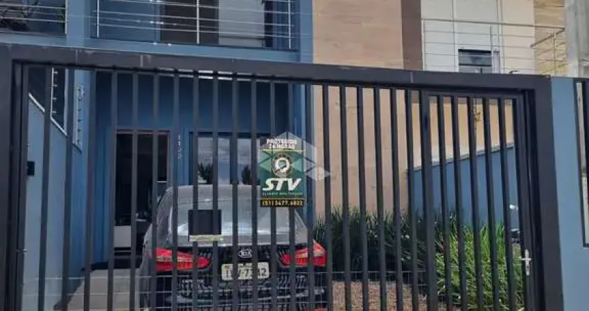 Sobrado com 3 dormitórios sendo 1 suíte, lavabo, banheiro social, com 120 m², bairro Igara em frente