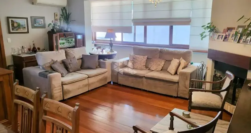 Apartamento com 3 dormitórios e 2 vagas cobertas em Petrópolis!