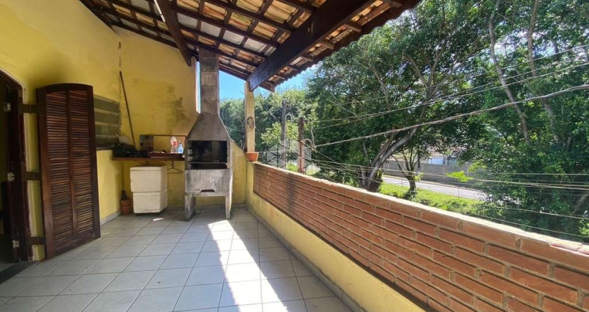 SOBRADO TRIPLEX GEMINADO, 02 DORMS, (01 SUITE) 02 VAGAS, TERRAÇO C/ CHURRASQUEIRA. CID. DA CRIANÇA, PRAIA GRANDE SP.