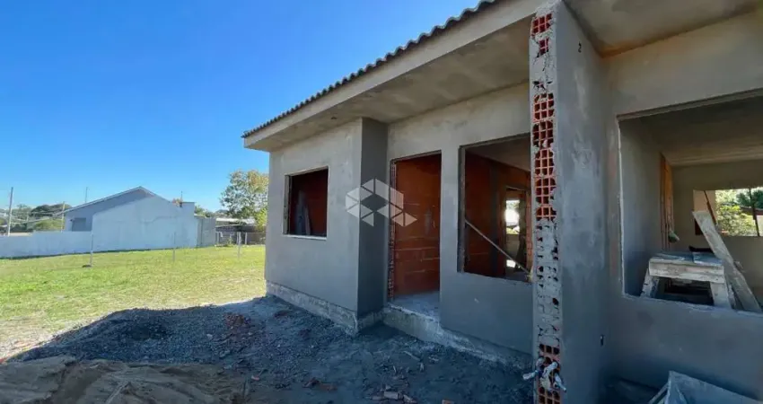 Casa geminada 02 dormitórios com pátio frente e fundos!