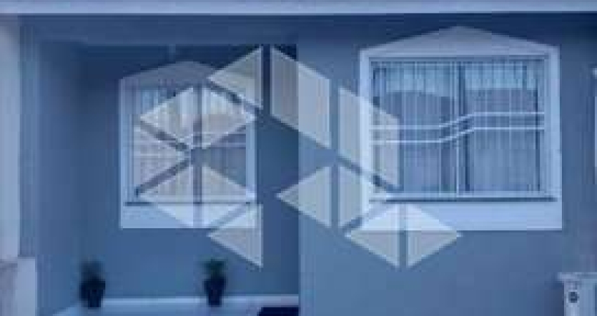 Casa com 2 dormitórios com pátio na frente e nos fundos