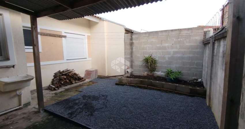Casa com 2 dormitórios, pátio na frente e nos fundos em condomínio fechado