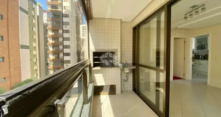 APARTAMENTO AMPLO SEMIMOBILIADO COM 3 QUARTOS SENDO 1 SUÍTE E 2 VAGAS NO CENTRO DE FLORIANÓPOLIS/SC