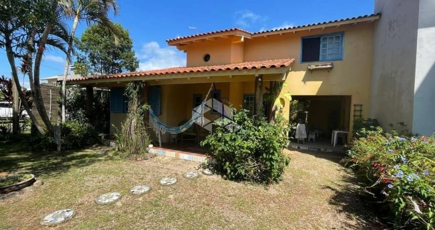 Casa com 4 quartos, 4 vagas, 170 m² construídos, terreno de 366 m² na Praia da Barra em Garopaba SC