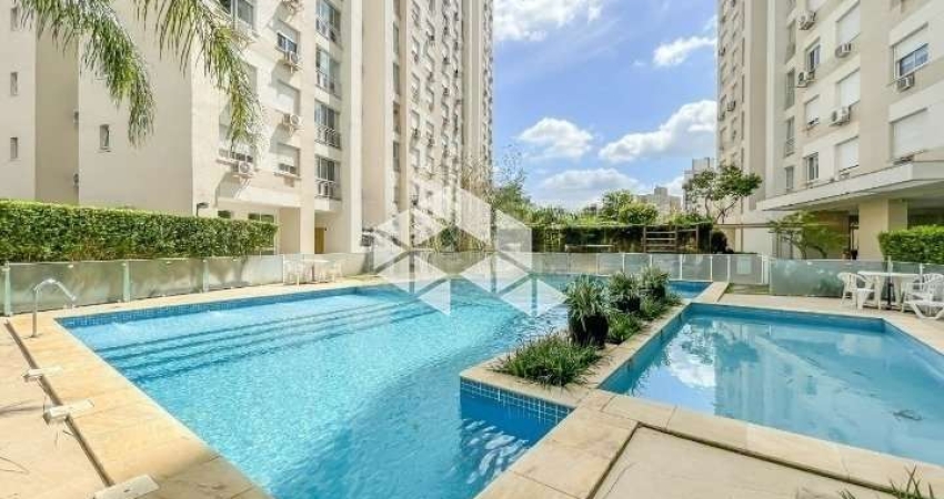 Apartamento semimobiliado em andar alto, 2 dormitórios, 1 suíte, living com 2 ambientes, sacada, 1 vaga