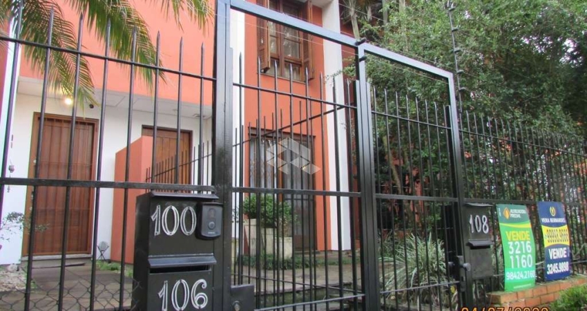 Casa 3 dormitórios, 1 Suíte.