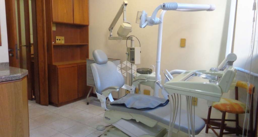 Sala comercial, equipada e mobiliada como consultório odontológico, 38m2prvs., com 1 vaga coberta, no bairro Bom Fim, em Porto Alegre/RS