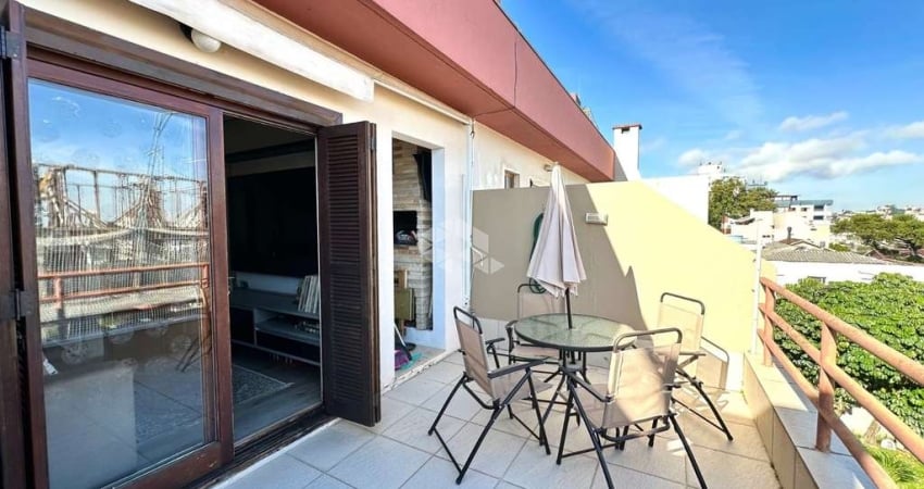 Cobertura 2 dormitórios, sendo uma suíte, 1 vaga de garagem coberta e escriturada  no bairro Jardim Botânico.
