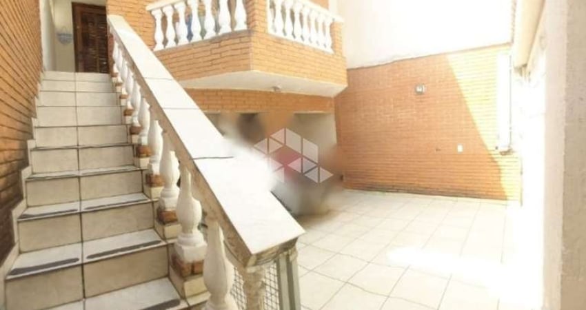 Casa à venda com 130 m² construídos - 2 dormitórios (1 suíte), escritório, churrasqueira e 2 vagas