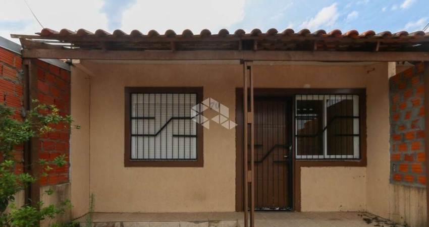 Casa 1 dormitório ,1 vaga, pátio na frente e fundos....