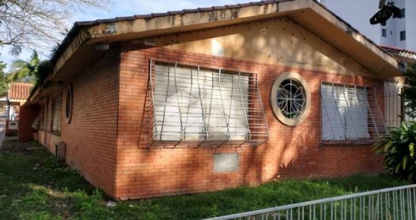 Casa com 03 dormitórios no bairro Tristeza em Porto Alegre