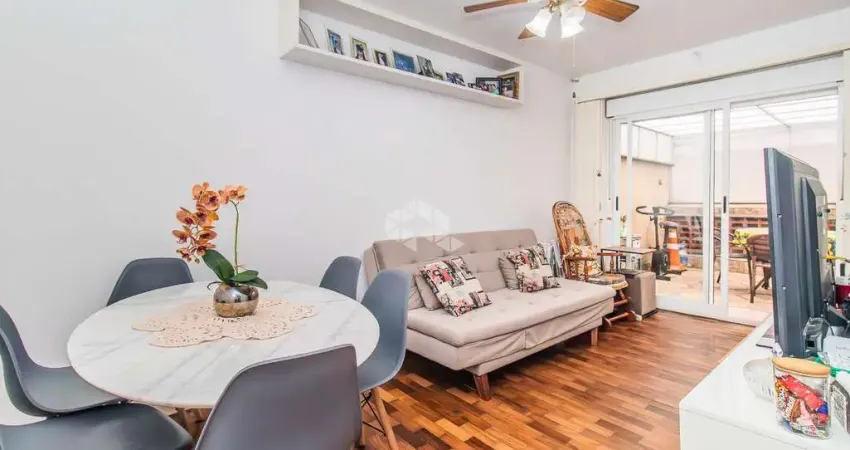 Apartamento térreo 2 Dormitórios, 1 vaga de garagem  com ótimo pátio, Felipe Camarão no Rio Branco em Porto Alegre