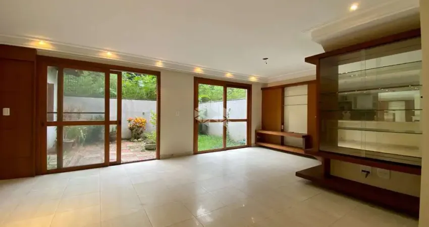 Excelente casa em condomínio, 4 quartos, 2 vagas com 334m² no bairro Santa Isabel.