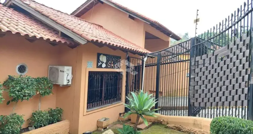 Casa em condomínio na Zona Sul de Porto Alegre com 3 dormitórios e 2 vagas de garagem