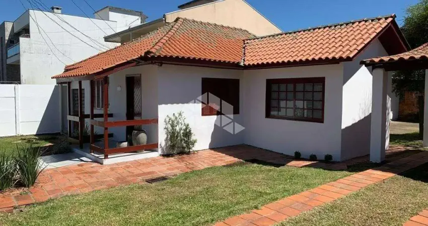 Casa, 80 m² de área privativa, composto de 3 dormitórios, sala de estar, cozinha, lavanderia, 2 vagas