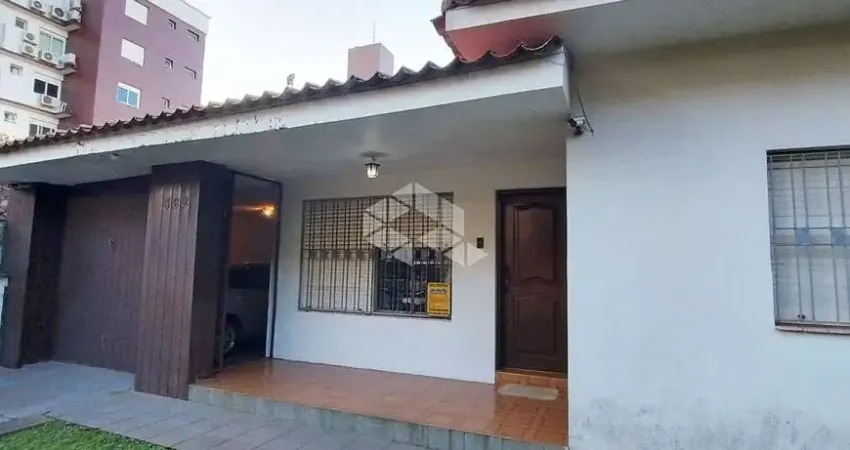 Casa 4 quartos com 1 suíte, com lareira na sala, garagem para 4 carros, churrasqueira e deposito no Jardim Lindóia