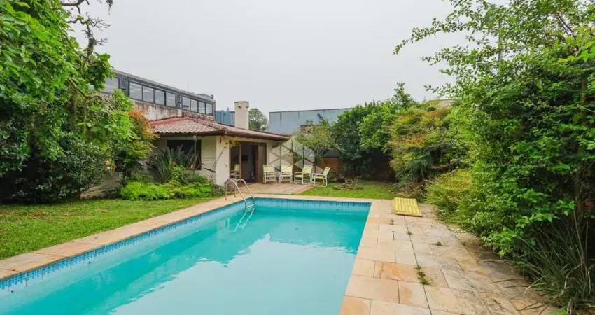 Casa para familia toda nos 3 figueiras, uma quadra do colégio farroupilha