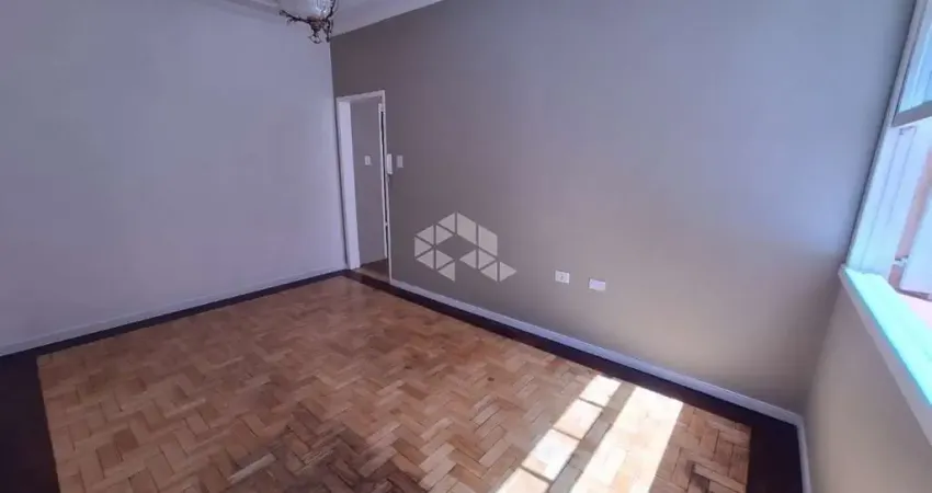 Apartamento no Bairro Santana 2 dormitórios, sacada e vaga escriturada