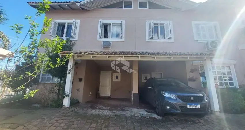 Sobrado à venda com 3 dormitórios, suíte, pátio privativo e mezanino ao lado da zona sul.