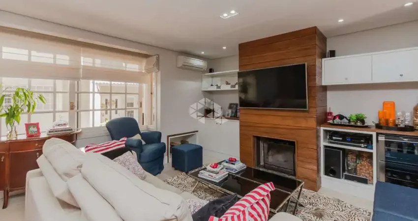 Casa em condomínio com 3 dormitórios sendo 1 suíte, sótão e 2 vagas de garagem coberta.