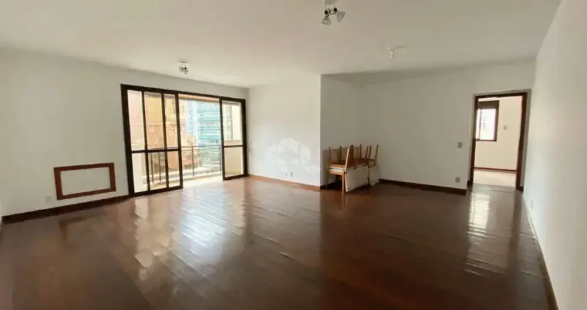 Apartamento com 4 quartos sendo 1 suíte e 2 vagas no coração do centro de florianópolis